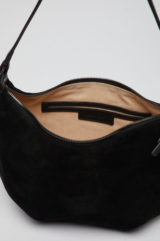 Luv moon bag(스웨이드 블랙)은 부드럽고 매트한 촉감의 스웨이드와 양가죽 소재의 미디엄 사이즈 호보백입니다. 하트 스토퍼 디자인과 반원 모양이 특징이며, 길이 조절이 가능합니다. 블랙 컬러의 무지 디자인으로, 클래식, 미니멀, 시크 스타일을 연출하는 데 적합합니다. 데이트룩, 모임룩, 소개팅룩에 매치하여 세련된 분위기를 더할 수 있습니다. 다만, 털날림과 이염에 취약하며, 물, 땀, 습기에 주의하여 사용해야 합니다.
