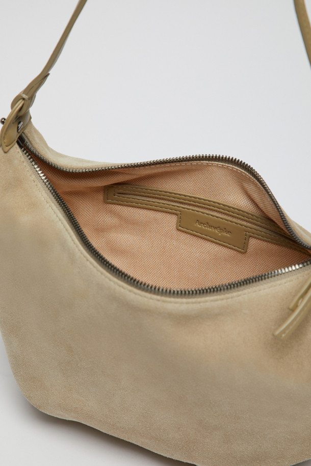 Luv moon bag(스웨이드 크림)은 부드러운 소가죽과 매트한 스웨이드 소재의 조화가 돋보이는 여성용 호보백입니다. 미디엄 사이즈의 반달형 디자인으로, 하트 스토퍼와 슬라이드 디테일이 돋보이며 데일리백으로 활용하기 좋습니다. 크림 컬러의 무지 디자인으로 미니멀하고 클래식한 스타일을 연출하며, 사이즈 및 스트랩 조절이 가능하여 실용성을 더했습니다. 부드러운 촉감과 더스트백 포함으로 소장 가치를 높였습니다. 일상에서 편안하게 사용할 수 있는 가방입니다.
