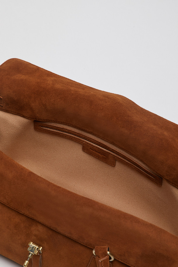 Luv lock duffle bag(스웨이드 카라멜)은 클래식하고 미니멀한 스타일을 추구하는 여성분들을 위한 라지 사이즈 더플백입니다. 부드러운 스웨이드 소재와 따뜻한 카라멜 컬러가 고급스러운 분위기를 자아내며, 버클형 잠금 방식으로 디자인의 포인트를 더했습니다. 여행룩, 휴가룩에 잘 어울리며, 넉넉한 수납공간과 손잡이 디테일로 실용성까지 갖춘 제품입니다. 원통형 디자인으로 클래식한 매력을 더했습니다.
