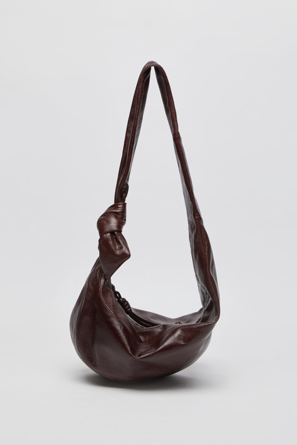 Fling(플링) 메신저백(Glossy crack burgundy)은 광택이 돋보이는 크랙 텍스처의 버건디 컬러 합성가죽 여성 메신저백입니다. 미디엄 사이즈의 반원 형태 디자인으로, 지퍼형 잠금 방식으로 내용물을 안전하게 보관할 수 있습니다. 캐주얼 및 미니멀 스타일에 잘 어울리며, 일상에서 크로스백으로 편안하게 착용할 수 있습니다. 심플하면서도 세련된 디자인으로 어떤 옷차림에도 잘 어울립니다.
