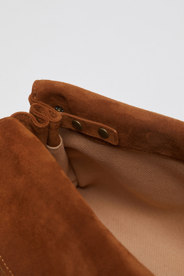 Luv lock duffle bag(스웨이드 카라멜)은 클래식하고 미니멀한 스타일을 추구하는 여성분들을 위한 라지 사이즈 더플백입니다. 부드러운 스웨이드 소재와 따뜻한 카라멜 컬러가 고급스러운 분위기를 자아내며, 버클형 잠금 방식으로 디자인의 포인트를 더했습니다. 여행룩, 휴가룩에 잘 어울리며, 넉넉한 수납공간과 손잡이 디테일로 실용성까지 갖춘 제품입니다. 원통형 디자인으로 클래식한 매력을 더했습니다.
