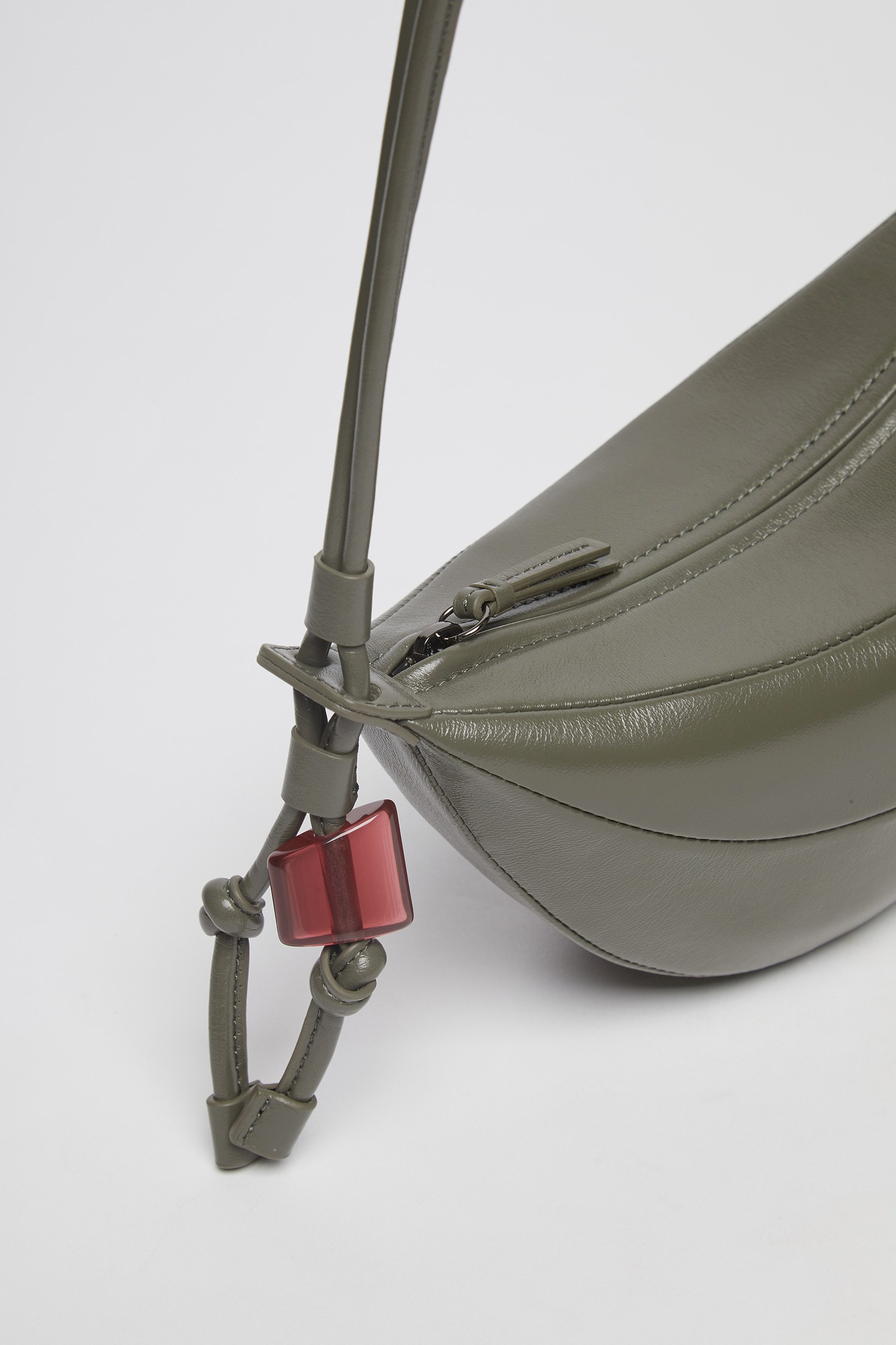 아카이브앱크] Small fling bag(Glossy ivy grey)