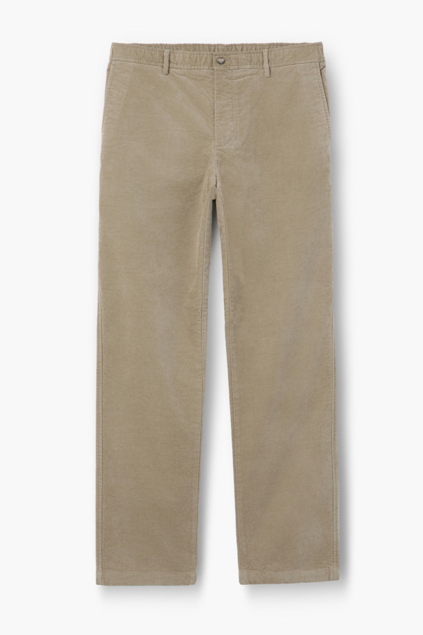 데일리핏 브러시드 코튼 치노는 부드러운 촉감의 면과 레이온 혼방 소재로 제작되어 겨울철에도 따뜻하게 착용할 수 있는 긴 바지입니다. 베이직하고 캐주얼한 스타일로, 슬림 또는 스트레이트 핏을 선택하여 다양한 룩을 연출할 수 있습니다. 안감 기모 처리와 두꺼운 두께감으로 보온성을 높였으며, 사이드 및 뒷허리 밴딩으로 편안한 착용감을 제공합니다. 출근룩은 물론 일상에서도 활용하기 좋은 아이템으로, 웰트 포켓과 자수 포인트 디테일이 돋보입니다. 워싱 처리로 자연스러운 멋을 더한 베이지 컬러의 치노 팬츠입니다.
