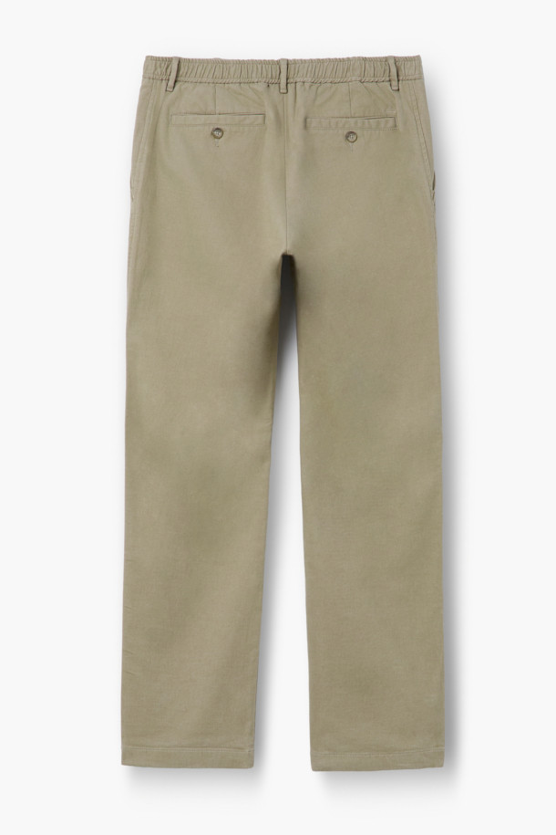 데일리핏 코튼 치노는 베이직하고 캐주얼한 스타일의 남녀 공용 치노팬츠입니다. 사계절 내내 활용 가능한 긴 기장의 면 소재 바지로, 부드러운 촉감과 슬림 핏 또는 스트레이트 핏으로 편안한 착용감을 선사합니다. 허리 밴딩 처리로 활동성을 높였으며, 신축성이 있어 더욱 편안하게 착용할 수 있습니다. 
일상은 물론, 출근룩으로도 활용 가능하며, 사이드 포켓과 백 웰트 포켓, 버튼 여밈 디테일로 실용성을 더했습니다. 베이지 색상에 무지 디자인으로 미니멀하고 클래식한 스타일을 연출하기 좋습니다.
