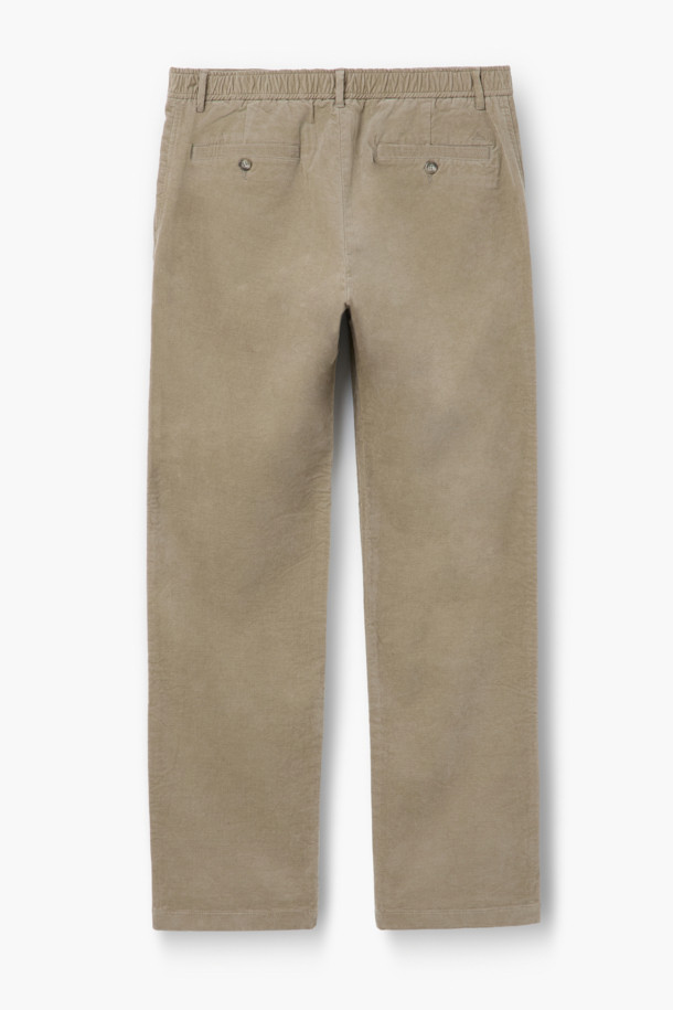 데일리핏 브러시드 코튼 치노는 부드러운 촉감의 면과 레이온 혼방 소재로 제작되어 겨울철에도 따뜻하게 착용할 수 있는 긴 바지입니다. 베이직하고 캐주얼한 스타일로, 슬림 또는 스트레이트 핏을 선택하여 다양한 룩을 연출할 수 있습니다. 안감 기모 처리와 두꺼운 두께감으로 보온성을 높였으며, 사이드 및 뒷허리 밴딩으로 편안한 착용감을 제공합니다. 출근룩은 물론 일상에서도 활용하기 좋은 아이템으로, 웰트 포켓과 자수 포인트 디테일이 돋보입니다. 워싱 처리로 자연스러운 멋을 더한 베이지 컬러의 치노 팬츠입니다.
