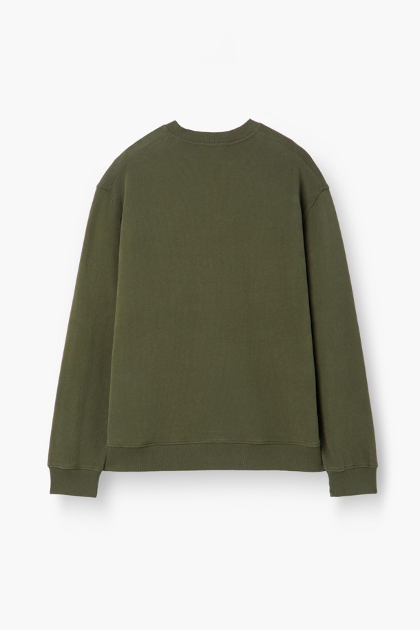 부드러운 면 소재에 기모 안감을 더해 포근한 착용감을 선사하는 오버핏 사카리바 스웻셔츠입니다. 가을, 겨울 시즌에 어울리는 두꺼운 두께감으로 보온성을 높였으며, 넉넉한 핏과 드롭 숄더 디자인으로 편안한 활동성을 제공합니다. 라운드넥 디자인에 립조직 밑단, 헤링본 테이프 마감, 자수 디테일로 포인트를 더해 베이직하면서도 캐주얼한 스타일을 연출합니다. 카키, 올리브 두 가지 색상으로 출시되어 다양한 룩에 활용 가능하며, 집콕룩이나 산책룩 등 편안한 TPO에 적합합니다. 캐주얼, 미니멀, 클래식 스타일을 즐겨 입는 분들께 추천합니다.
