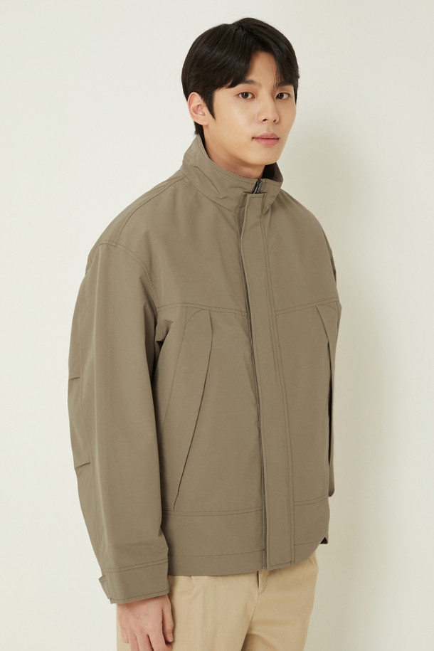 베이지 색상의 남성용 아웃포켓 디테쳐블 점퍼는 봄, 가을, 겨울에 입기 좋은 캐주얼 스타일의 아우터입니다. 나일론 소재로 제작되어 부드러운 촉감을 자랑하며, 두께감이 있어 보온성이 뛰어납니다. 베스트 라이너 분리, 소매 사이즈 조절, 사선 포켓 디자인, 항아리 퀼팅 라이너, 퍼 안감 등의 특징이 있으며, 일상생활에서 편안하게 착용 가능한 레귤러 핏의 긴소매, 집업 스타일 점퍼입니다.
