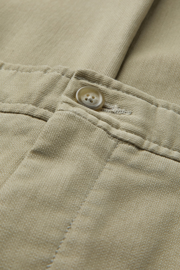 데일리핏 코튼 치노는 베이직하고 캐주얼한 스타일의 남녀 공용 치노팬츠입니다. 사계절 내내 활용 가능한 긴 기장의 면 소재 바지로, 부드러운 촉감과 슬림 핏 또는 스트레이트 핏으로 편안한 착용감을 선사합니다. 허리 밴딩 처리로 활동성을 높였으며, 신축성이 있어 더욱 편안하게 착용할 수 있습니다. 
일상은 물론, 출근룩으로도 활용 가능하며, 사이드 포켓과 백 웰트 포켓, 버튼 여밈 디테일로 실용성을 더했습니다. 베이지 색상에 무지 디자인으로 미니멀하고 클래식한 스타일을 연출하기 좋습니다.
