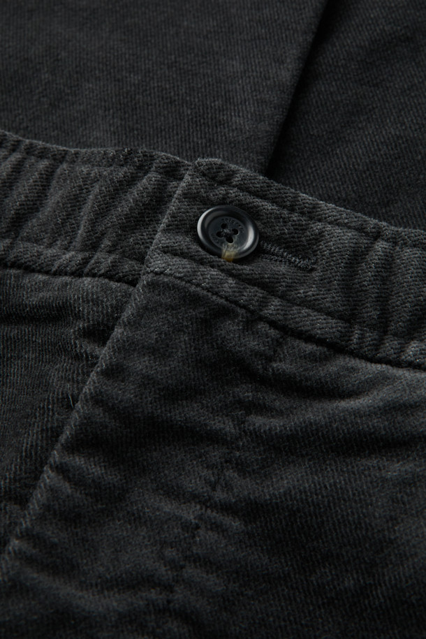 데일리핏 브러시드 코튼 치노는 부드러운 브러시드 코튼 소재와 레이온 혼방으로 제작되어 포근한 착용감을 선사하는 치노 팬츠입니다. 겨울철 데일리룩을 위해 두께감 있는 원단과 기모 안감을 사용하여 보온성을 높였습니다. 슬림핏과 스트레이트 핏 두 가지로 출시되어, 베이직한 스타일을 선호하는 분들께 적합합니다. 사이드 및 뒷허리 밴딩 처리로 편안함을 더했으며, 워싱, 웰트 포켓, 포인트 자수 디테일로 디자인의 완성도를 높였습니다. 출근룩과 비즈니스 캐주얼, 클래식, 미니멀, 캐주얼 등 다양한 스타일에 활용할 수 있습니다.
