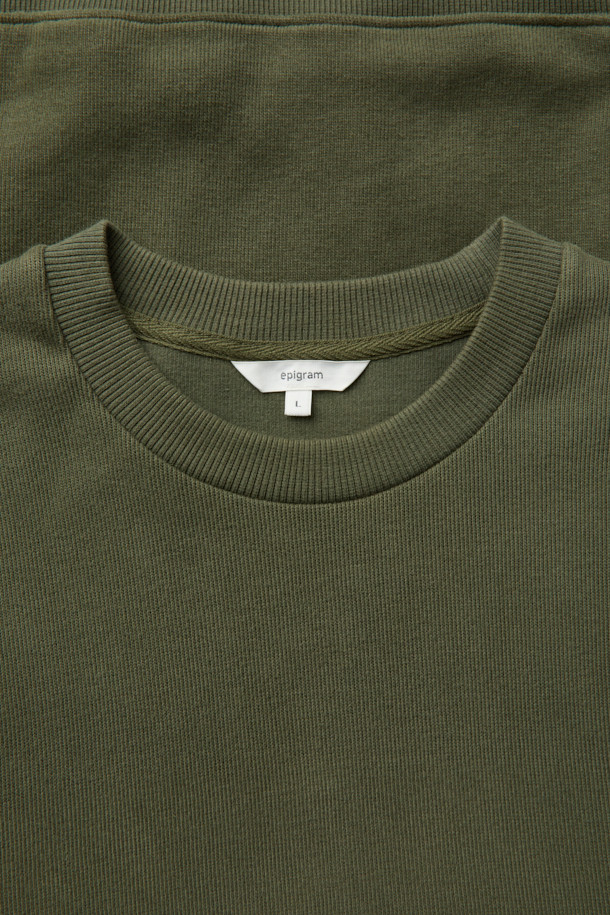 부드러운 면 소재에 기모 안감을 더해 포근한 착용감을 선사하는 오버핏 사카리바 스웻셔츠입니다. 가을, 겨울 시즌에 어울리는 두꺼운 두께감으로 보온성을 높였으며, 넉넉한 핏과 드롭 숄더 디자인으로 편안한 활동성을 제공합니다. 라운드넥 디자인에 립조직 밑단, 헤링본 테이프 마감, 자수 디테일로 포인트를 더해 베이직하면서도 캐주얼한 스타일을 연출합니다. 카키, 올리브 두 가지 색상으로 출시되어 다양한 룩에 활용 가능하며, 집콕룩이나 산책룩 등 편안한 TPO에 적합합니다. 캐주얼, 미니멀, 클래식 스타일을 즐겨 입는 분들께 추천합니다.
