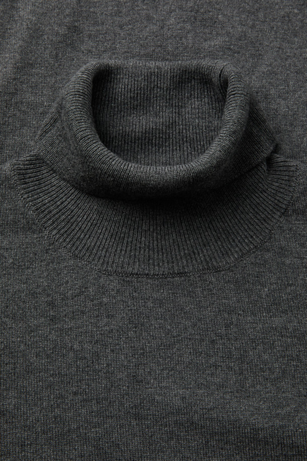 **플레인 니트 터틀넥**

가을, 겨울 시즌을 위한 베이직하고 미니멀한 스타일의 플레인 니트 터틀넥입니다. 부드러운 촉감의 비스코스 소재로 제작되어 편안한 착용감을 선사하며, 레귤러핏으로 누구나 부담 없이 즐길 수 있습니다. 블랙, 차콜 두 가지 색상으로 출시되어 출근룩 등 다양한 일상 코디에 활용하기 좋습니다. 반 레그런 디자인과 사이드 립조직으로 디자인적인 디테일을 더했으며, 보온성 또한 우수합니다. 깔끔한 무지 디자인에 긴 소매 기장, 터틀넥으로 세련된 분위기를 연출합니다.

