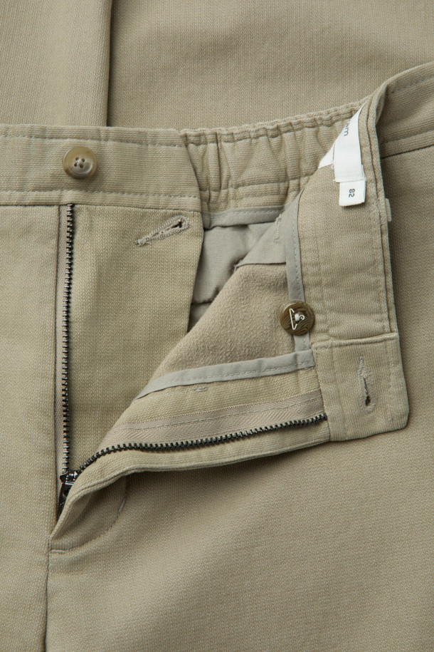 데일리핏 코튼 치노는 베이직하고 캐주얼한 스타일의 남녀 공용 치노팬츠입니다. 사계절 내내 활용 가능한 긴 기장의 면 소재 바지로, 부드러운 촉감과 슬림 핏 또는 스트레이트 핏으로 편안한 착용감을 선사합니다. 허리 밴딩 처리로 활동성을 높였으며, 신축성이 있어 더욱 편안하게 착용할 수 있습니다. 
일상은 물론, 출근룩으로도 활용 가능하며, 사이드 포켓과 백 웰트 포켓, 버튼 여밈 디테일로 실용성을 더했습니다. 베이지 색상에 무지 디자인으로 미니멀하고 클래식한 스타일을 연출하기 좋습니다.
