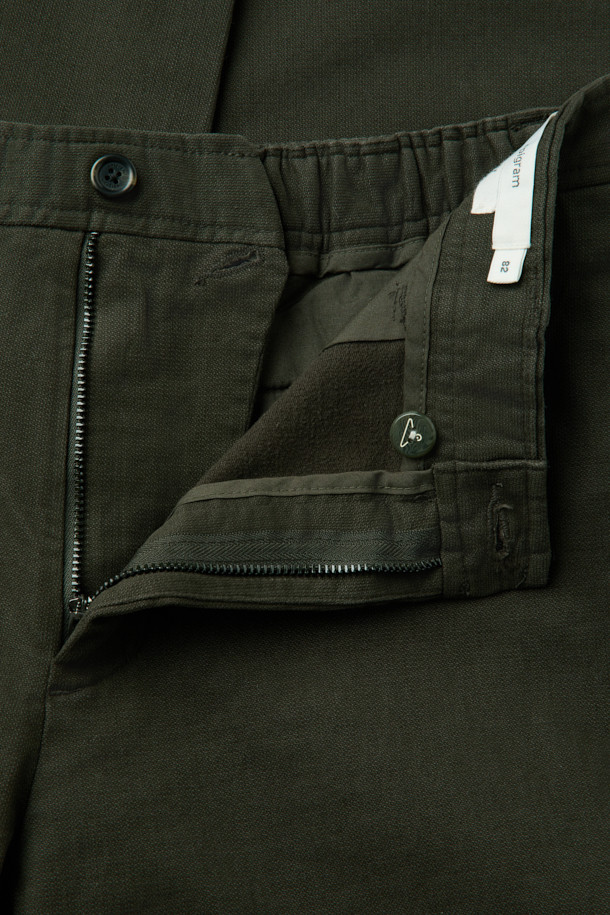 데일리핏 코튼 치노는 일상, 출근룩, 비즈니스 캐주얼에 모두 잘 어울리는 베이직하고 캐주얼한 스타일의 치노팬츠입니다. 부드러운 촉감의 면 소재로 제작되어 봄, 가을에 착용하기 좋고, 슬림핏과 스트레이트 핏으로 출시되어 체형에 맞게 선택 가능합니다. 다리가 길어 보이는 긴 기장이며, 무지 디자인과 카키 컬러로 어떤 상의와도 쉽게 매치할 수 있습니다. 밴딩 처리와 신축성 있는 소재로 편안한 착용감을 선사하며, 사이드 포켓과 백 포켓으로 실용성을 더했습니다.
