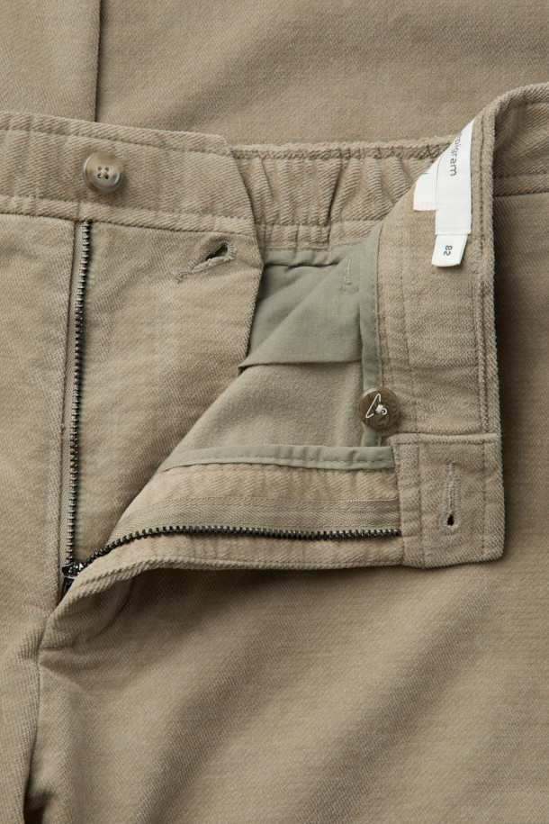 데일리핏 브러시드 코튼 치노는 부드러운 촉감의 면과 레이온 혼방 소재로 제작되어 겨울철에도 따뜻하게 착용할 수 있는 긴 바지입니다. 베이직하고 캐주얼한 스타일로, 슬림 또는 스트레이트 핏을 선택하여 다양한 룩을 연출할 수 있습니다. 안감 기모 처리와 두꺼운 두께감으로 보온성을 높였으며, 사이드 및 뒷허리 밴딩으로 편안한 착용감을 제공합니다. 출근룩은 물론 일상에서도 활용하기 좋은 아이템으로, 웰트 포켓과 자수 포인트 디테일이 돋보입니다. 워싱 처리로 자연스러운 멋을 더한 베이지 컬러의 치노 팬츠입니다.
