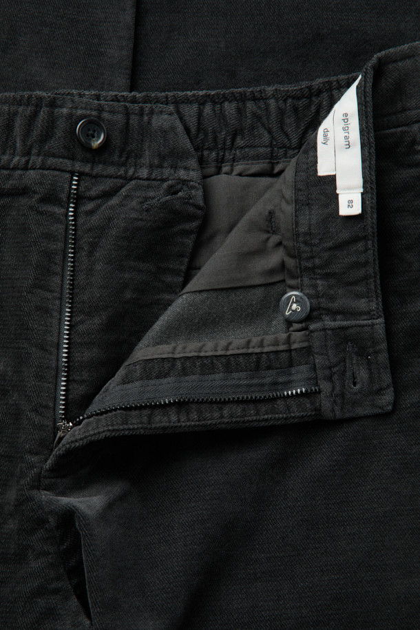 데일리핏 브러시드 코튼 치노는 부드러운 브러시드 코튼 소재와 레이온 혼방으로 제작되어 포근한 착용감을 선사하는 치노 팬츠입니다. 겨울철 데일리룩을 위해 두께감 있는 원단과 기모 안감을 사용하여 보온성을 높였습니다. 슬림핏과 스트레이트 핏 두 가지로 출시되어, 베이직한 스타일을 선호하는 분들께 적합합니다. 사이드 및 뒷허리 밴딩 처리로 편안함을 더했으며, 워싱, 웰트 포켓, 포인트 자수 디테일로 디자인의 완성도를 높였습니다. 출근룩과 비즈니스 캐주얼, 클래식, 미니멀, 캐주얼 등 다양한 스타일에 활용할 수 있습니다.
