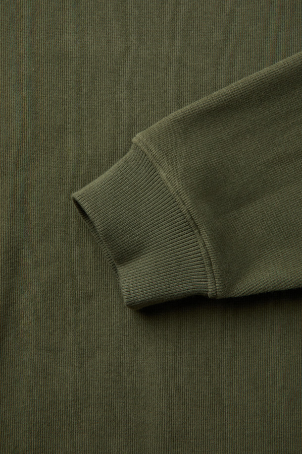 부드러운 면 소재에 기모 안감을 더해 포근한 착용감을 선사하는 오버핏 사카리바 스웻셔츠입니다. 가을, 겨울 시즌에 어울리는 두꺼운 두께감으로 보온성을 높였으며, 넉넉한 핏과 드롭 숄더 디자인으로 편안한 활동성을 제공합니다. 라운드넥 디자인에 립조직 밑단, 헤링본 테이프 마감, 자수 디테일로 포인트를 더해 베이직하면서도 캐주얼한 스타일을 연출합니다. 카키, 올리브 두 가지 색상으로 출시되어 다양한 룩에 활용 가능하며, 집콕룩이나 산책룩 등 편안한 TPO에 적합합니다. 캐주얼, 미니멀, 클래식 스타일을 즐겨 입는 분들께 추천합니다.
