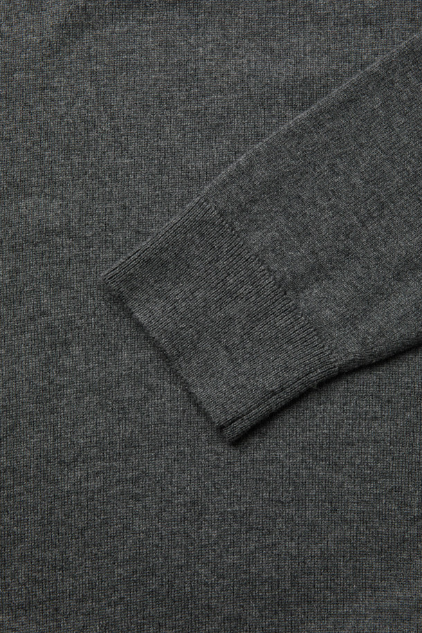 **플레인 니트 터틀넥**

가을, 겨울 시즌을 위한 베이직하고 미니멀한 스타일의 플레인 니트 터틀넥입니다. 부드러운 촉감의 비스코스 소재로 제작되어 편안한 착용감을 선사하며, 레귤러핏으로 누구나 부담 없이 즐길 수 있습니다. 블랙, 차콜 두 가지 색상으로 출시되어 출근룩 등 다양한 일상 코디에 활용하기 좋습니다. 반 레그런 디자인과 사이드 립조직으로 디자인적인 디테일을 더했으며, 보온성 또한 우수합니다. 깔끔한 무지 디자인에 긴 소매 기장, 터틀넥으로 세련된 분위기를 연출합니다.
