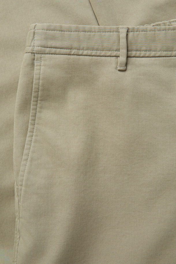 데일리핏 코튼 치노는 베이직하고 캐주얼한 스타일의 남녀 공용 치노팬츠입니다. 사계절 내내 활용 가능한 긴 기장의 면 소재 바지로, 부드러운 촉감과 슬림 핏 또는 스트레이트 핏으로 편안한 착용감을 선사합니다. 허리 밴딩 처리로 활동성을 높였으며, 신축성이 있어 더욱 편안하게 착용할 수 있습니다. 
일상은 물론, 출근룩으로도 활용 가능하며, 사이드 포켓과 백 웰트 포켓, 버튼 여밈 디테일로 실용성을 더했습니다. 베이지 색상에 무지 디자인으로 미니멀하고 클래식한 스타일을 연출하기 좋습니다.
