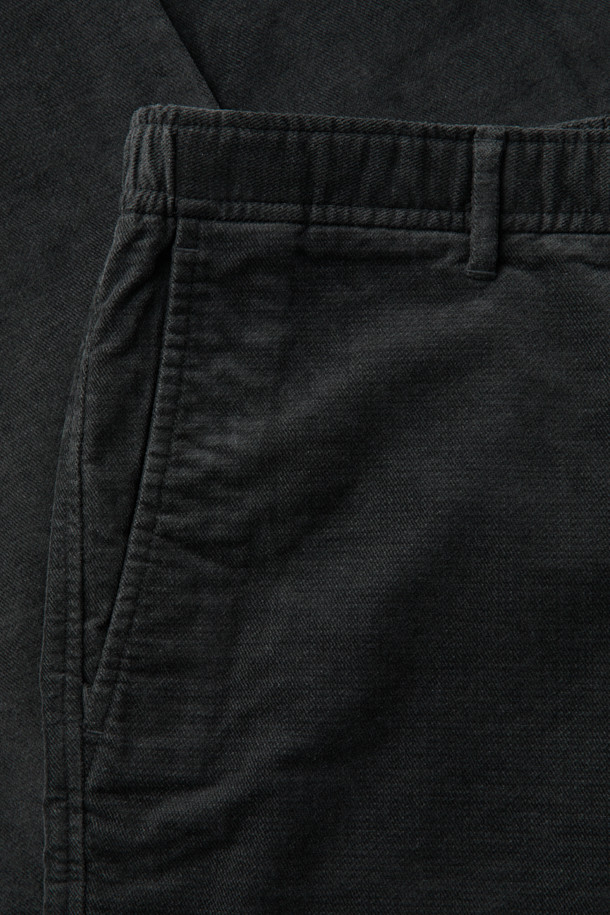 데일리핏 브러시드 코튼 치노는 부드러운 브러시드 코튼 소재와 레이온 혼방으로 제작되어 포근한 착용감을 선사하는 치노 팬츠입니다. 겨울철 데일리룩을 위해 두께감 있는 원단과 기모 안감을 사용하여 보온성을 높였습니다. 슬림핏과 스트레이트 핏 두 가지로 출시되어, 베이직한 스타일을 선호하는 분들께 적합합니다. 사이드 및 뒷허리 밴딩 처리로 편안함을 더했으며, 워싱, 웰트 포켓, 포인트 자수 디테일로 디자인의 완성도를 높였습니다. 출근룩과 비즈니스 캐주얼, 클래식, 미니멀, 캐주얼 등 다양한 스타일에 활용할 수 있습니다.
