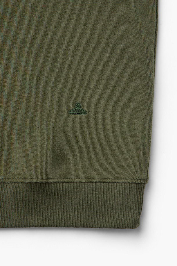 부드러운 면 소재에 기모 안감을 더해 포근한 착용감을 선사하는 오버핏 사카리바 스웻셔츠입니다. 가을, 겨울 시즌에 어울리는 두꺼운 두께감으로 보온성을 높였으며, 넉넉한 핏과 드롭 숄더 디자인으로 편안한 활동성을 제공합니다. 라운드넥 디자인에 립조직 밑단, 헤링본 테이프 마감, 자수 디테일로 포인트를 더해 베이직하면서도 캐주얼한 스타일을 연출합니다. 카키, 올리브 두 가지 색상으로 출시되어 다양한 룩에 활용 가능하며, 집콕룩이나 산책룩 등 편안한 TPO에 적합합니다. 캐주얼, 미니멀, 클래식 스타일을 즐겨 입는 분들께 추천합니다.
