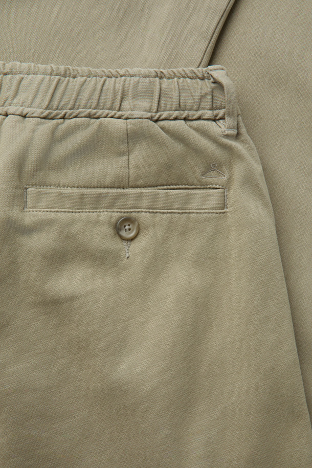 데일리핏 코튼 치노는 베이직하고 캐주얼한 스타일의 남녀 공용 치노팬츠입니다. 사계절 내내 활용 가능한 긴 기장의 면 소재 바지로, 부드러운 촉감과 슬림 핏 또는 스트레이트 핏으로 편안한 착용감을 선사합니다. 허리 밴딩 처리로 활동성을 높였으며, 신축성이 있어 더욱 편안하게 착용할 수 있습니다. 
일상은 물론, 출근룩으로도 활용 가능하며, 사이드 포켓과 백 웰트 포켓, 버튼 여밈 디테일로 실용성을 더했습니다. 베이지 색상에 무지 디자인으로 미니멀하고 클래식한 스타일을 연출하기 좋습니다.
