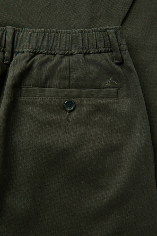 데일리핏 코튼 치노는 일상, 출근룩, 비즈니스 캐주얼에 모두 잘 어울리는 베이직하고 캐주얼한 스타일의 치노팬츠입니다. 부드러운 촉감의 면 소재로 제작되어 봄, 가을에 착용하기 좋고, 슬림핏과 스트레이트 핏으로 출시되어 체형에 맞게 선택 가능합니다. 다리가 길어 보이는 긴 기장이며, 무지 디자인과 카키 컬러로 어떤 상의와도 쉽게 매치할 수 있습니다. 밴딩 처리와 신축성 있는 소재로 편안한 착용감을 선사하며, 사이드 포켓과 백 포켓으로 실용성을 더했습니다.
