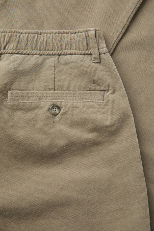 데일리핏 브러시드 코튼 치노는 부드러운 촉감의 면과 레이온 혼방 소재로 제작되어 겨울철에도 따뜻하게 착용할 수 있는 긴 바지입니다. 베이직하고 캐주얼한 스타일로, 슬림 또는 스트레이트 핏을 선택하여 다양한 룩을 연출할 수 있습니다. 안감 기모 처리와 두꺼운 두께감으로 보온성을 높였으며, 사이드 및 뒷허리 밴딩으로 편안한 착용감을 제공합니다. 출근룩은 물론 일상에서도 활용하기 좋은 아이템으로, 웰트 포켓과 자수 포인트 디테일이 돋보입니다. 워싱 처리로 자연스러운 멋을 더한 베이지 컬러의 치노 팬츠입니다.
