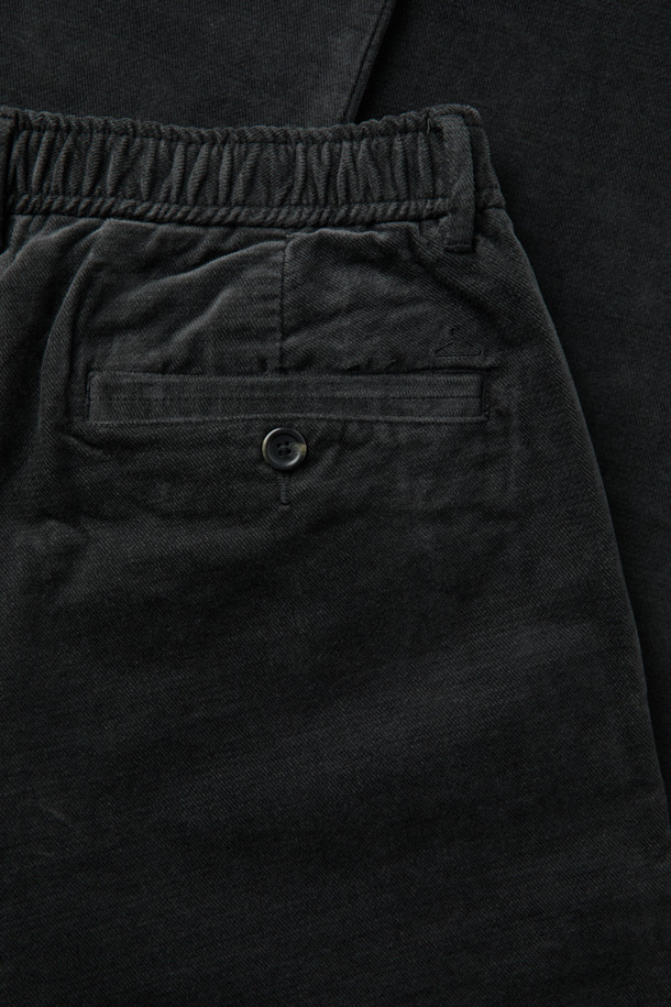 데일리핏 브러시드 코튼 치노는 부드러운 브러시드 코튼 소재와 레이온 혼방으로 제작되어 포근한 착용감을 선사하는 치노 팬츠입니다. 겨울철 데일리룩을 위해 두께감 있는 원단과 기모 안감을 사용하여 보온성을 높였습니다. 슬림핏과 스트레이트 핏 두 가지로 출시되어, 베이직한 스타일을 선호하는 분들께 적합합니다. 사이드 및 뒷허리 밴딩 처리로 편안함을 더했으며, 워싱, 웰트 포켓, 포인트 자수 디테일로 디자인의 완성도를 높였습니다. 출근룩과 비즈니스 캐주얼, 클래식, 미니멀, 캐주얼 등 다양한 스타일에 활용할 수 있습니다.
