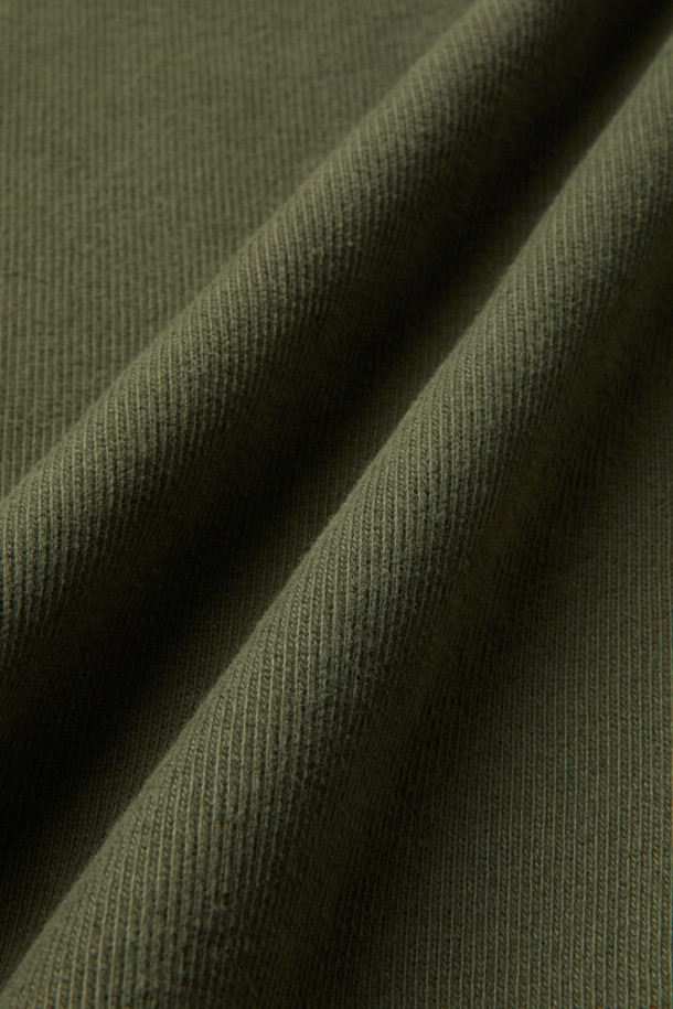 부드러운 면 소재에 기모 안감을 더해 포근한 착용감을 선사하는 오버핏 사카리바 스웻셔츠입니다. 가을, 겨울 시즌에 어울리는 두꺼운 두께감으로 보온성을 높였으며, 넉넉한 핏과 드롭 숄더 디자인으로 편안한 활동성을 제공합니다. 라운드넥 디자인에 립조직 밑단, 헤링본 테이프 마감, 자수 디테일로 포인트를 더해 베이직하면서도 캐주얼한 스타일을 연출합니다. 카키, 올리브 두 가지 색상으로 출시되어 다양한 룩에 활용 가능하며, 집콕룩이나 산책룩 등 편안한 TPO에 적합합니다. 캐주얼, 미니멀, 클래식 스타일을 즐겨 입는 분들께 추천합니다.
