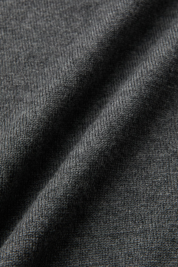 **플레인 니트 터틀넥**

가을, 겨울 시즌을 위한 베이직하고 미니멀한 스타일의 플레인 니트 터틀넥입니다. 부드러운 촉감의 비스코스 소재로 제작되어 편안한 착용감을 선사하며, 레귤러핏으로 누구나 부담 없이 즐길 수 있습니다. 블랙, 차콜 두 가지 색상으로 출시되어 출근룩 등 다양한 일상 코디에 활용하기 좋습니다. 반 레그런 디자인과 사이드 립조직으로 디자인적인 디테일을 더했으며, 보온성 또한 우수합니다. 깔끔한 무지 디자인에 긴 소매 기장, 터틀넥으로 세련된 분위기를 연출합니다.
