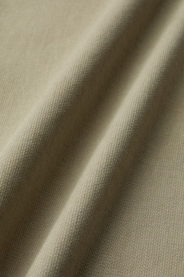 데일리핏 코튼 치노는 베이직하고 캐주얼한 스타일의 남녀 공용 치노팬츠입니다. 사계절 내내 활용 가능한 긴 기장의 면 소재 바지로, 부드러운 촉감과 슬림 핏 또는 스트레이트 핏으로 편안한 착용감을 선사합니다. 허리 밴딩 처리로 활동성을 높였으며, 신축성이 있어 더욱 편안하게 착용할 수 있습니다. 
일상은 물론, 출근룩으로도 활용 가능하며, 사이드 포켓과 백 웰트 포켓, 버튼 여밈 디테일로 실용성을 더했습니다. 베이지 색상에 무지 디자인으로 미니멀하고 클래식한 스타일을 연출하기 좋습니다.
