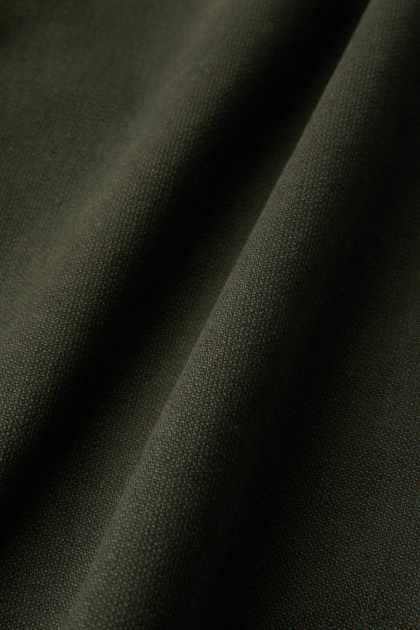 데일리핏 코튼 치노는 일상, 출근룩, 비즈니스 캐주얼에 모두 잘 어울리는 베이직하고 캐주얼한 스타일의 치노팬츠입니다. 부드러운 촉감의 면 소재로 제작되어 봄, 가을에 착용하기 좋고, 슬림핏과 스트레이트 핏으로 출시되어 체형에 맞게 선택 가능합니다. 다리가 길어 보이는 긴 기장이며, 무지 디자인과 카키 컬러로 어떤 상의와도 쉽게 매치할 수 있습니다. 밴딩 처리와 신축성 있는 소재로 편안한 착용감을 선사하며, 사이드 포켓과 백 포켓으로 실용성을 더했습니다.
