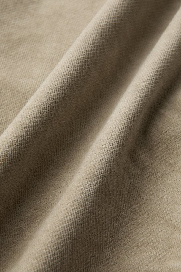 데일리핏 브러시드 코튼 치노는 부드러운 촉감의 면과 레이온 혼방 소재로 제작되어 겨울철에도 따뜻하게 착용할 수 있는 긴 바지입니다. 베이직하고 캐주얼한 스타일로, 슬림 또는 스트레이트 핏을 선택하여 다양한 룩을 연출할 수 있습니다. 안감 기모 처리와 두꺼운 두께감으로 보온성을 높였으며, 사이드 및 뒷허리 밴딩으로 편안한 착용감을 제공합니다. 출근룩은 물론 일상에서도 활용하기 좋은 아이템으로, 웰트 포켓과 자수 포인트 디테일이 돋보입니다. 워싱 처리로 자연스러운 멋을 더한 베이지 컬러의 치노 팬츠입니다.
