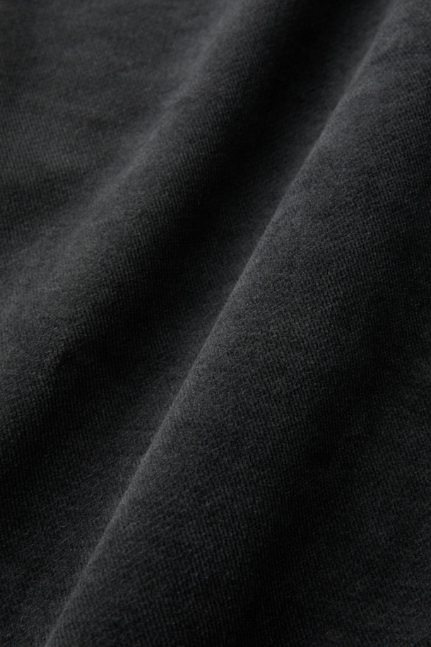 데일리핏 브러시드 코튼 치노는 부드러운 브러시드 코튼 소재와 레이온 혼방으로 제작되어 포근한 착용감을 선사하는 치노 팬츠입니다. 겨울철 데일리룩을 위해 두께감 있는 원단과 기모 안감을 사용하여 보온성을 높였습니다. 슬림핏과 스트레이트 핏 두 가지로 출시되어, 베이직한 스타일을 선호하는 분들께 적합합니다. 사이드 및 뒷허리 밴딩 처리로 편안함을 더했으며, 워싱, 웰트 포켓, 포인트 자수 디테일로 디자인의 완성도를 높였습니다. 출근룩과 비즈니스 캐주얼, 클래식, 미니멀, 캐주얼 등 다양한 스타일에 활용할 수 있습니다.
