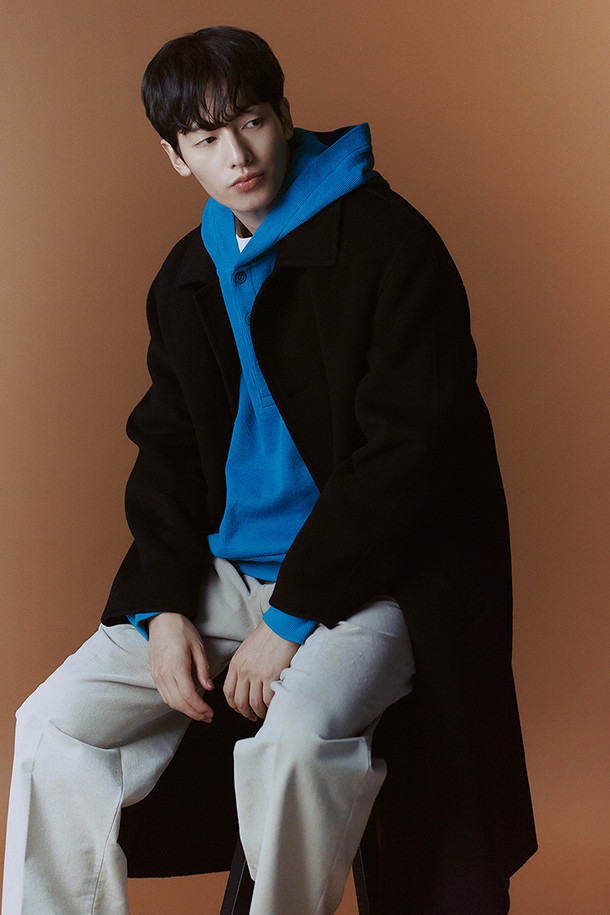 부드러운 촉감이 돋보이는 니티드 후드티셔츠입니다. 다크 그레이, 블루 두 가지 색상으로 출시되었으며, 코마사 코튼 소재를 사용하여 편안한 착용감을 선사합니다. 특양면 립조직과 바이오 효소가공을 거쳐 완성도를 높였으며, 오버핏으로 캐주얼한 스타일을 연출합니다. 블루종 스타일의 밑단과 너트 단추 디테일이 돋보이는 디자인으로, 동네 마실룩, 집콕룩, 산책룩 등 다양한 TPO에 활용하기 좋습니다. 캐주얼, 미니멀, 시티보이 스타일을 즐겨 입는 분들께 추천합니다.
