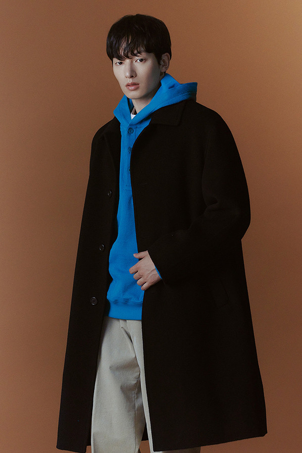 부드러운 촉감이 돋보이는 니티드 후드티셔츠입니다. 다크 그레이, 블루 두 가지 색상으로 출시되었으며, 코마사 코튼 소재를 사용하여 편안한 착용감을 선사합니다. 특양면 립조직과 바이오 효소가공을 거쳐 완성도를 높였으며, 오버핏으로 캐주얼한 스타일을 연출합니다. 블루종 스타일의 밑단과 너트 단추 디테일이 돋보이는 디자인으로, 동네 마실룩, 집콕룩, 산책룩 등 다양한 TPO에 활용하기 좋습니다. 캐주얼, 미니멀, 시티보이 스타일을 즐겨 입는 분들께 추천합니다.
