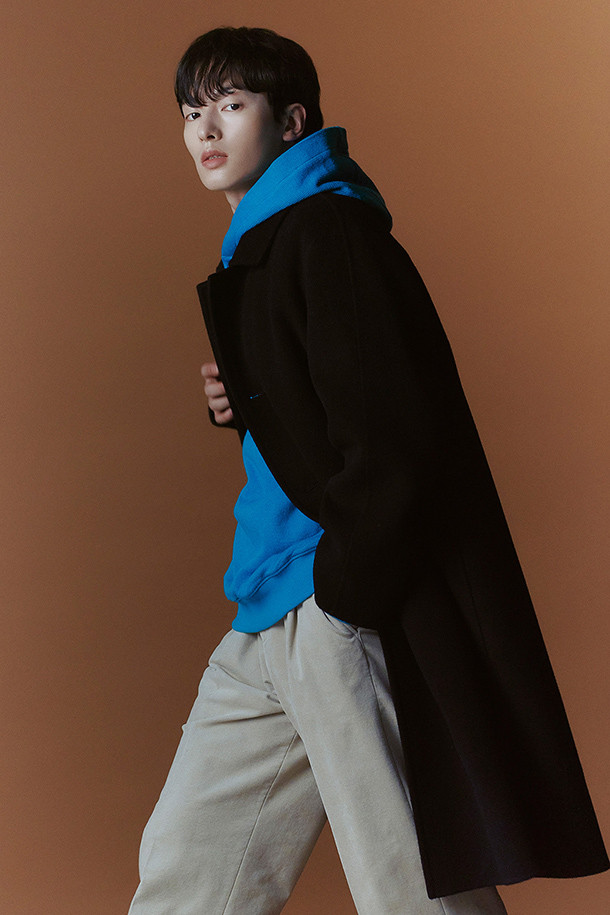 부드러운 촉감이 돋보이는 니티드 후드티셔츠입니다. 다크 그레이, 블루 두 가지 색상으로 출시되었으며, 코마사 코튼 소재를 사용하여 편안한 착용감을 선사합니다. 특양면 립조직과 바이오 효소가공을 거쳐 완성도를 높였으며, 오버핏으로 캐주얼한 스타일을 연출합니다. 블루종 스타일의 밑단과 너트 단추 디테일이 돋보이는 디자인으로, 동네 마실룩, 집콕룩, 산책룩 등 다양한 TPO에 활용하기 좋습니다. 캐주얼, 미니멀, 시티보이 스타일을 즐겨 입는 분들께 추천합니다.
