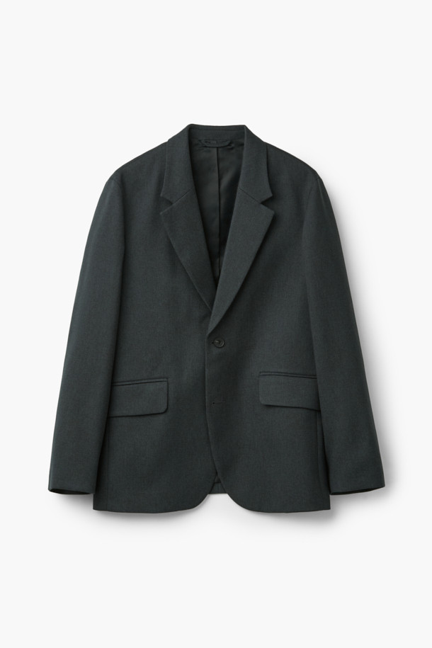 멜란지 차콜 컬러의 싱글 릴렉스 셋업 재킷입니다. 부드러운 촉감의 폴리에스테르 소재로 제작되어 편안한 착용감을 선사하며, 봄, 가을 시즌에 활용하기 좋습니다. 릴렉스 핏과 싱글 버튼 여밈으로 미니멀하고 포멀한 스타일을 연출합니다. 플랩 포켓과 멜란지 트윌 조직, 신축성 있는 소재로 활동성을 더했습니다. 오피스룩, 비즈니스 캐주얼, 모임룩 등 다양한 TPO에 미니멀, 클래식, 시크한 무드로 활용할 수 있습니다.
