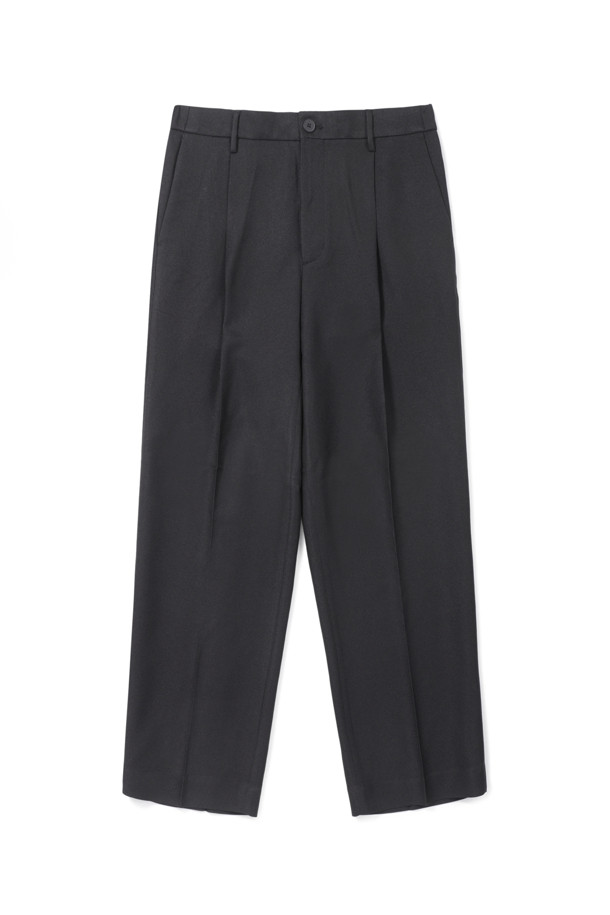 릴렉스핏 원턱 슬랙스 (set-up)는 미니멀하고 시크한 스타일을 추구하는 분들을 위한 아이템입니다. 블랙 컬러의 긴바지로, 일상 및 오피스룩에 모두 적합하며, 사계절 내내 활용할 수 있습니다. 릴렉스핏 와이드 핏으로 편안함을 더하고, 원턱 디자인과 트윌 조직으로 세련된 실루엣을 연출합니다. 주름이 잘 가지 않는 폴리에스테르 소재로 제작되어 관리가 용이하며, 셋업으로도 활용 가능하여 오피스룩, 비즈니스 캐주얼, 출근룩 등 다양한 TPO에 활용할 수 있습니다.
