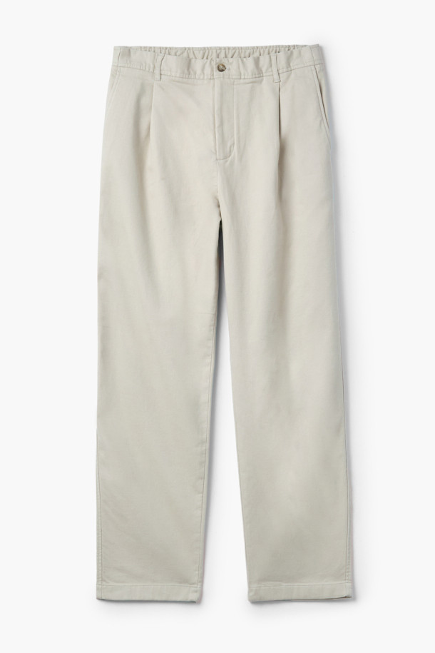 코튼 위켄드 원턱 팬츠는 부드러운 촉감의 면과 스판덱스 혼방 소재로 제작되어 편안한 착용감을 선사합니다. 베이직하고 캐주얼한 스타일로, 출근룩과 비즈니스 캐주얼에 활용하기 좋습니다. 엉덩이 부분에 여유를 더한 위켄드핏과 다리가 길어 보이는 테이퍼드 핏으로 세련된 실루엣을 연출합니다. 원턱 디자인과 하프 밴딩으로 편안함을 더했으며, 구김이 적고 관리가 용이하여 실용적입니다. 가을 시즌에 어울리는 베이지 컬러의 긴 기장 바지입니다.