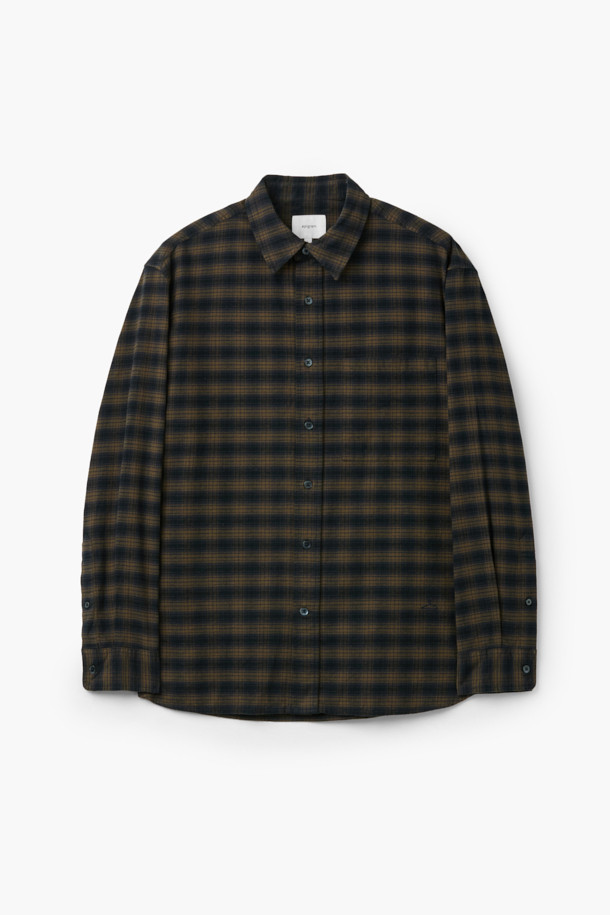 가을과 겨울, 포근함을 선사할 네이비 체크 오버 셔츠입니다. 부드러운 면 소재로 제작되어 편안한 착용감을 자랑하며, 세미 오버핏과 드롭 숄더 디자인으로 캐주얼한 무드를 연출합니다. 네이비와 카키 두 가지 컬러 옵션으로 출시되어, 가을 나들이룩이나 겨울 데일리룩에 활용하기 좋습니다. 체크 패턴이 돋보이는 셔츠는 레이어드하여 다양한 스타일을 시도하기에도 용이합니다. 
