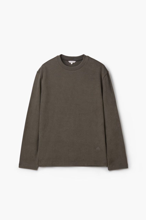 사카리바 라운드 티셔츠는 겨울철 데일리룩에 어울리는 베이직 스타일의 긴소매 티셔츠입니다. 부드러운 촉감의 사카리바 소재로 제작되었으며, 두꺼운 두께감으로 보온성을 높였습니다. 무지 디자인에 레귤러핏으로 제작되어 미니멀, 클래식, 캐주얼 스타일을 모두 소화할 수 있습니다. 라운드넥 디자인과 피치드 가공, 싱글 조직으로 깔끔한 마감을 자랑합니다. 아이보리, 다크그레이 두 가지 색상으로 출시되었습니다.
