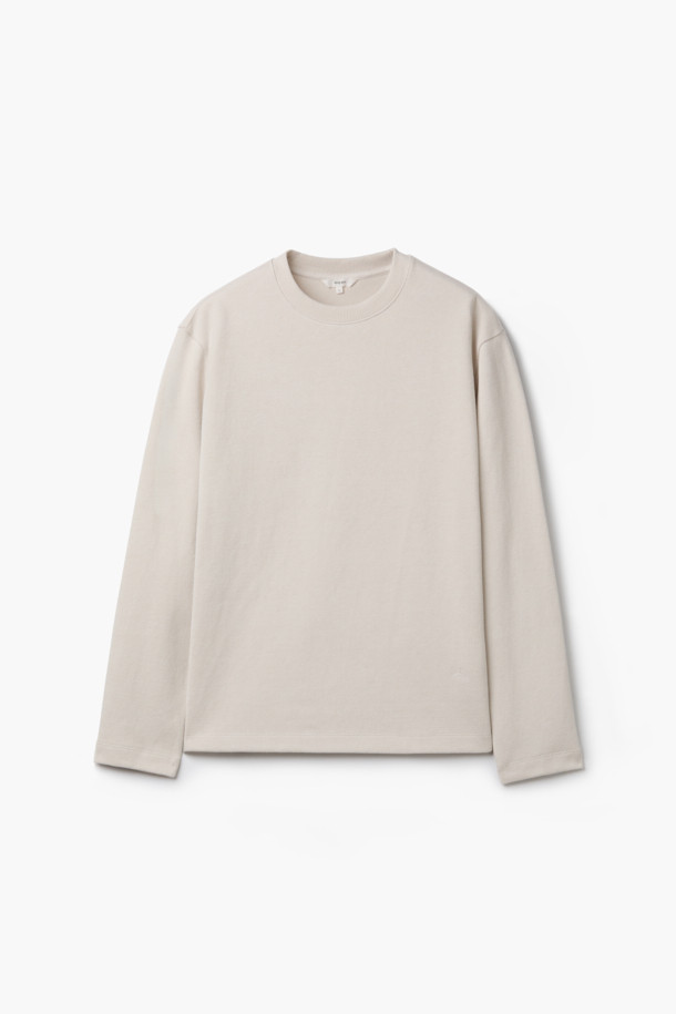 사카리바 라운드 티셔츠는 겨울철 데일리룩에 적합한 베이직 스타일의 긴소매 티셔츠입니다. 부드러운 촉감의 사카리바 소재를 사용하여 보온성을 높였으며, 레귤러 핏과 라운드넥 디자인으로 편안한 착용감을 선사합니다. 피치드 가공과 싱글 조직으로 제작되어 내구성을 더했으며, 아이보리, 다크그레이 두 가지 색상으로 출시되어 다양한 스타일 연출이 가능합니다. 미니멀, 클래식, 캐주얼 스타일을 즐겨 입는 분들께 추천합니다.
