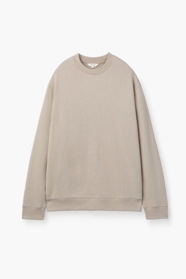 부드러운 면 소재로 제작되어 포근한 착용감을 선사하는 오버핏 사카리바 맨투맨입니다. 멜란지 차콜과 라이트 그레이 두 가지 색상으로 출시되어 어떤 스타일에도 쉽게 매치할 수 있습니다. 넉넉한 오버핏으로 편안한 활동성을 보장하며, 가을과 겨울, 일상에서 따뜻하게 입을 수 있습니다. 피치드 가공 처리로 부드러운 촉감을 더했으며, 블루종 밑단 디자인으로 스타일리시함을 더했습니다. 캠핑룩, 집콕룩 등 다양한 TPO에 캐주얼, 미니멀, 클래식 스타일로 활용하기 좋습니다.
