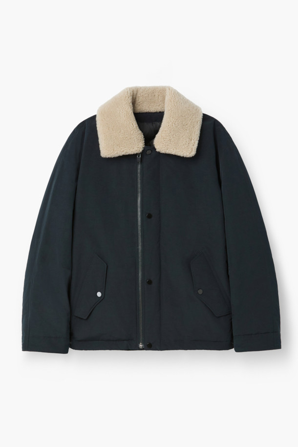 메리노FUR 숏 다운 점퍼는 겨울철 따뜻함과 스타일을 동시에 잡을 수 있는 아우터입니다. 블랙과 베이지 두 가지 색상으로 출시되어 출근룩, 여행룩 등 다양한 TPO에 활용 가능하며, 미니멀, 클래식, 캐주얼 스타일을 연출하기 좋습니다. 메리노 카라 탈부착이 가능하며, 덕다운 80%와 깃털 20% 충전재, 필파워 650으로 보온성과 경량성을 동시에 제공합니다. 숏 기장의 레귤러핏 디자인에, 소매 시보리, 기모 주머니, 사이드 플랩 포켓, 내부 사이드 포켓 2개 등 실용적인 디테일을 더했습니다. 부드러운 촉감과 긴 소매 기장으로 편안하게 착용할 수 있는 데일리 다운 점퍼입니다.
