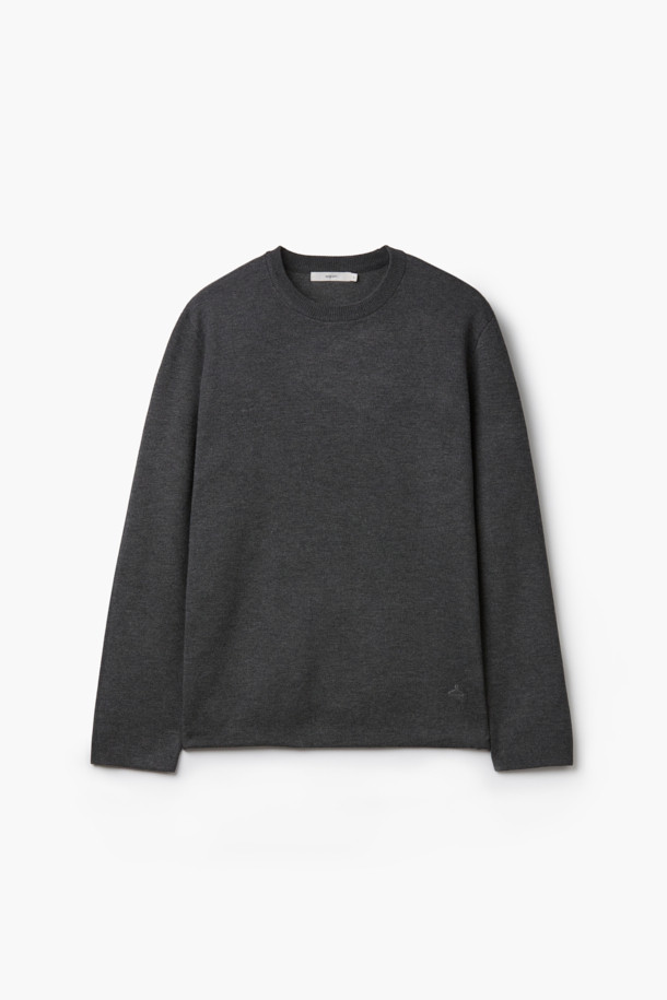 부드러운 촉감이 특징인 이중직 에센셜 풀오버 니트입니다. 레이온, 폴리에스테르, 나일론, 캐시미어 혼방 소재로 제작되어 겨울철에도 따뜻하게 착용 가능하며, 우수한 보온성과 복원력, 내구성을 자랑합니다. 차콜 그레이 컬러의 라운드넥 디자인으로, 미니멀하고 베이직한 스타일을 연출합니다. 레귤러핏과 긴소매 기장으로 편안한 착용감을 선사하며, 일상, 집콕, 산책 등 다양한 상황에서 활용하기 좋습니다. 미니멀, 클래식, 캐주얼 스타일을 즐기는 분들에게 추천합니다.
