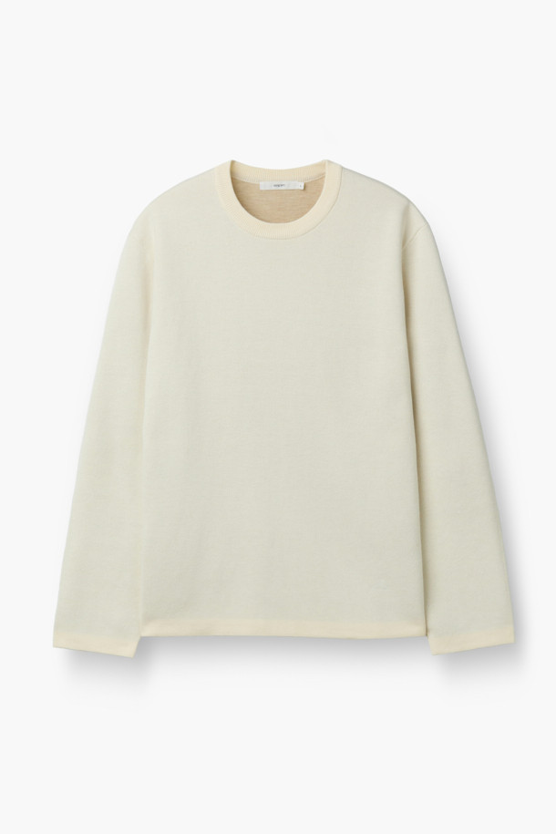 부드러운 촉감과 뛰어난 보온성을 자랑하는 이중직 에센셜 풀오버 니트입니다. 레이온, 폴리에스테르, 나일론, 캐시미어 혼방 소재로 제작되어 겨울철에도 따뜻하게 착용할 수 있습니다. 베이직하고 미니멀한 디자인으로 출근룩, 모임룩 등 다양한 TPO에 활용 가능하며, 클래식, 미니멀, 캐주얼 스타일 모두 소화 가능한 아이템입니다. 레귤러핏 라운드넥 긴소매 디자인으로, 아이보리 색상의 무지 패턴이 어떤 스타일에도 자연스럽게 어울립니다. 뛰어난 복원력과 내구성으로 오랫동안 변함없이 착용할 수 있습니다.
