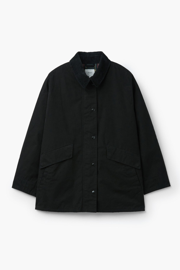 [epigram 여성] 코듀로이 카라 배색 재킷은 클래식한 무드의 여성용 아우터입니다. 힙을 덮는 미디엄 기장의 블랙 컬러 자켓으로, 간절기와 초겨울에 착용하기 좋습니다. 부드러운 코듀로이, 면혼방, 폴리혼방 소재로 제작되어 탄탄한 촉감과 두께감을 자랑하며, 래글런 소매와 세미 드롭 숄더 디자인으로 편안한 착용감을 선사합니다. 안쪽은 체크 패턴으로 포인트를 주었으며, 카라 비죠 디자인과 경량 충전재가 더해져 보온성을 높였습니다. 겨울 데일리룩, 출근룩, 모임룩 등 다양한 상황에 미니멀하고 시크하게 연출할 수 있습니다.
