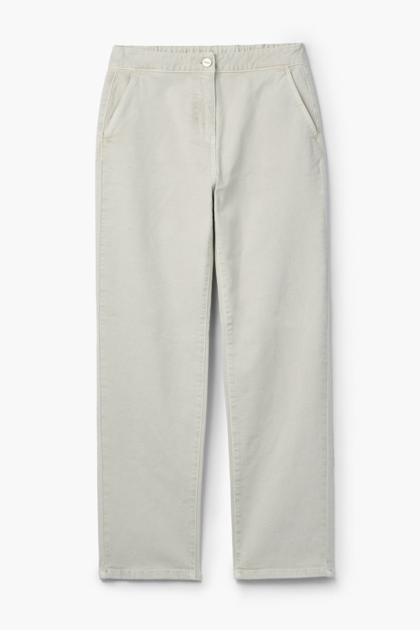 [epigram 여성] 기모 다잉 데님 팬츠는 포근한 겨울을 위한 캐주얼 데님 팬츠입니다. 부드러운 기모 안감과 두꺼운 두께감으로 뛰어난 보온성을 제공하며, 허리 뒷면 밴딩과 스판 혼용으로 편안한 착용감을 선사합니다. 슬림핏과 배기핏 두 가지 스타일로 출시되어, 데일리룩, 집콕룩, 동네 마실룩 등 다양한 TPO에 활용하기 좋습니다. 미니멀, 캐주얼, 클래식 스타일을 즐겨 입는 여성분들께 추천합니다.
