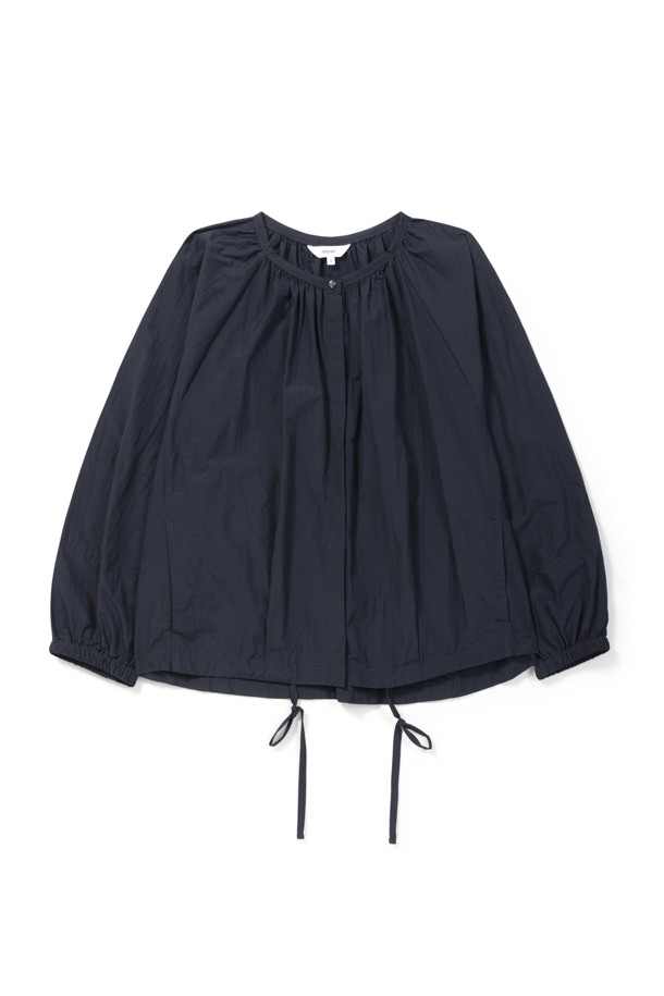 **에피그램 여성 스트링 볼륨 셔켓**은 캐주얼하고 미니멀한 스타일을 추구하는 여성 고객을 위한 상의입니다. 네이비 컬러의 무지 디자인으로, 봄, 여름 시즌에 활용하기 좋습니다. 라운드넥에 반소매 기장이며, 크롭 기장으로 시원한 느낌을 줍니다. 얇은 두께감과 스트링 및 셔링 디테일, 볼륨감 있는 실루엣이 특징이며, 세미 드롭 숄더와 스트링 조절로 다양한 핏을 연출할 수 있습니다. 데이트룩에 적합한 아이템입니다.
